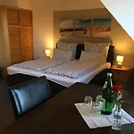 Zur Linde 3*